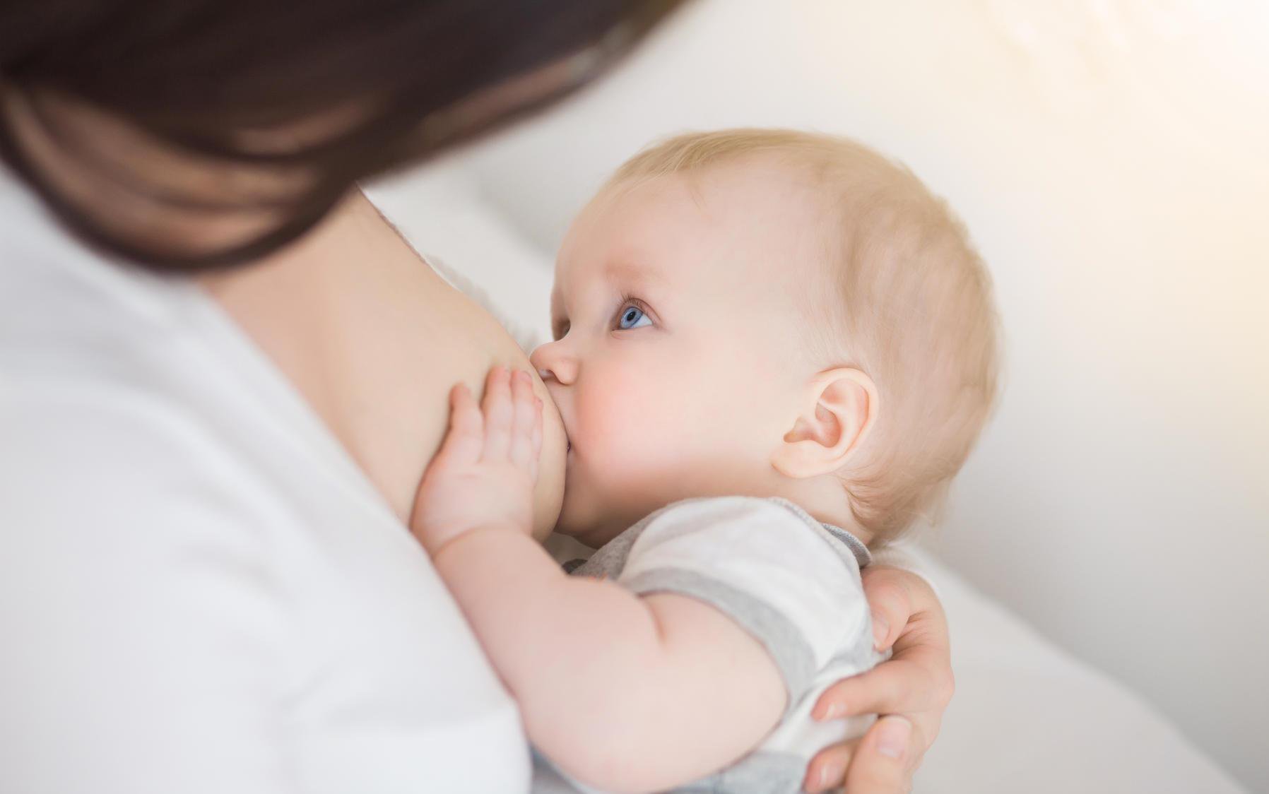 Cách chăm sóc trẻ sơ sinh từ 0 đến 6 tháng tuổi: Cho bé bú thế nào là đúng?