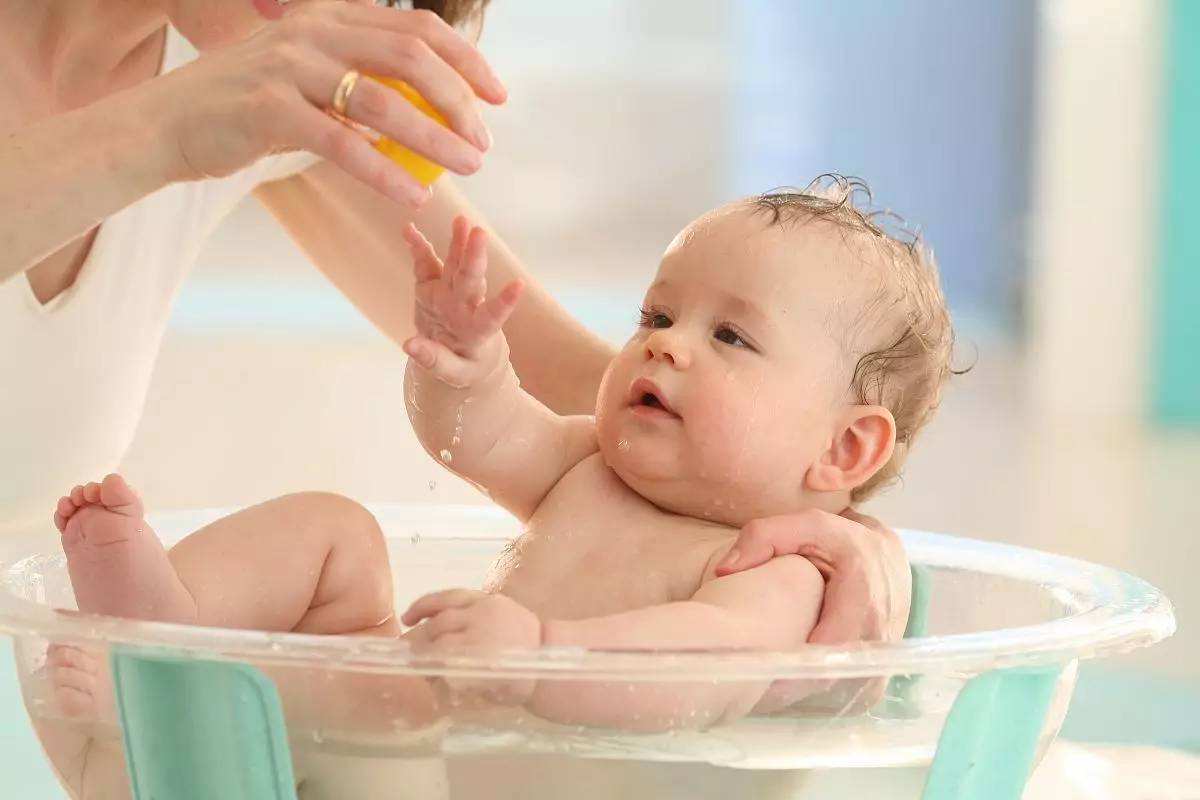 Tắm cho bé thường xuyên mỗi ngày 1 lần vào ngày nắng nóng