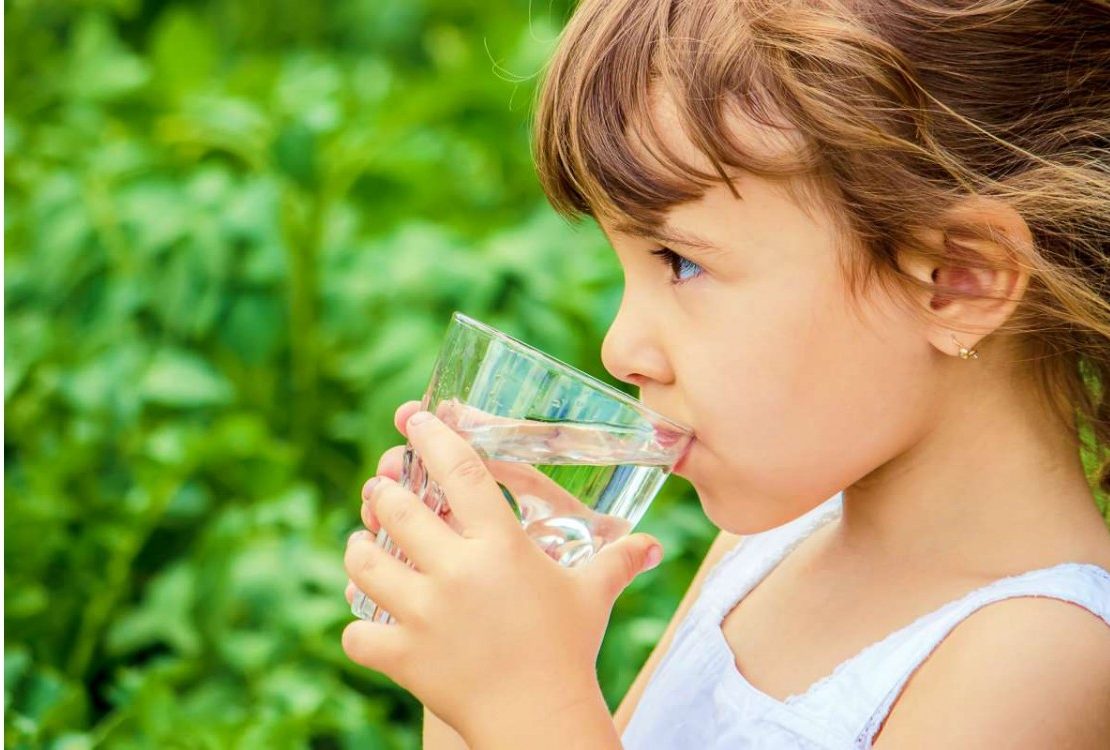 Cho trẻ uống nhiều nước để bù lại lượng nước mất qua mồ hôi