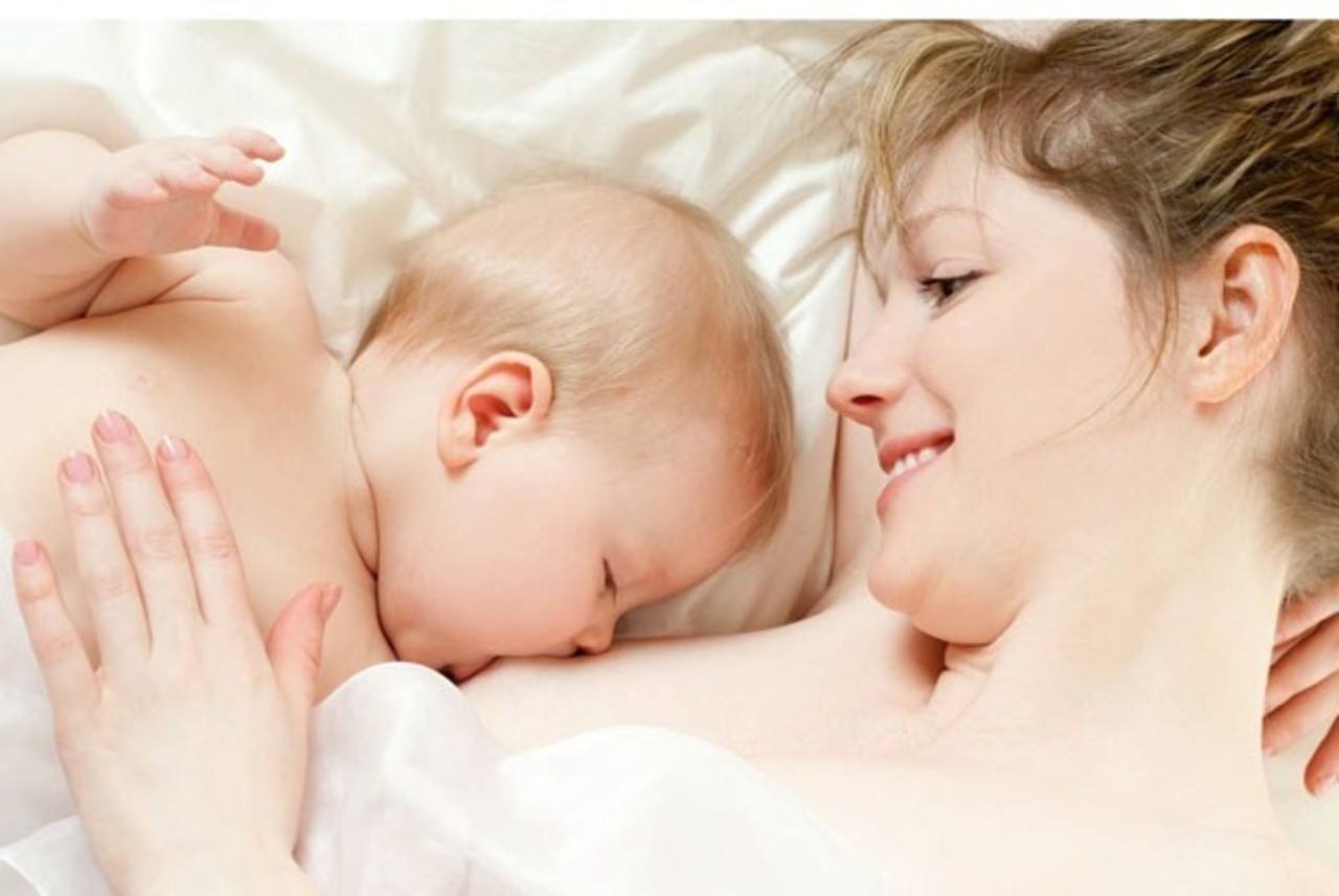 Đối với trẻ dưới 6 tháng đang bú mẹ vẫn tiếp tục cho trẻ bú bình thường