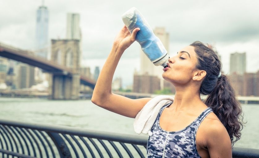 Bạn nên uống nhiều nước khoáng hằng ngày để gia tăng đề kháng