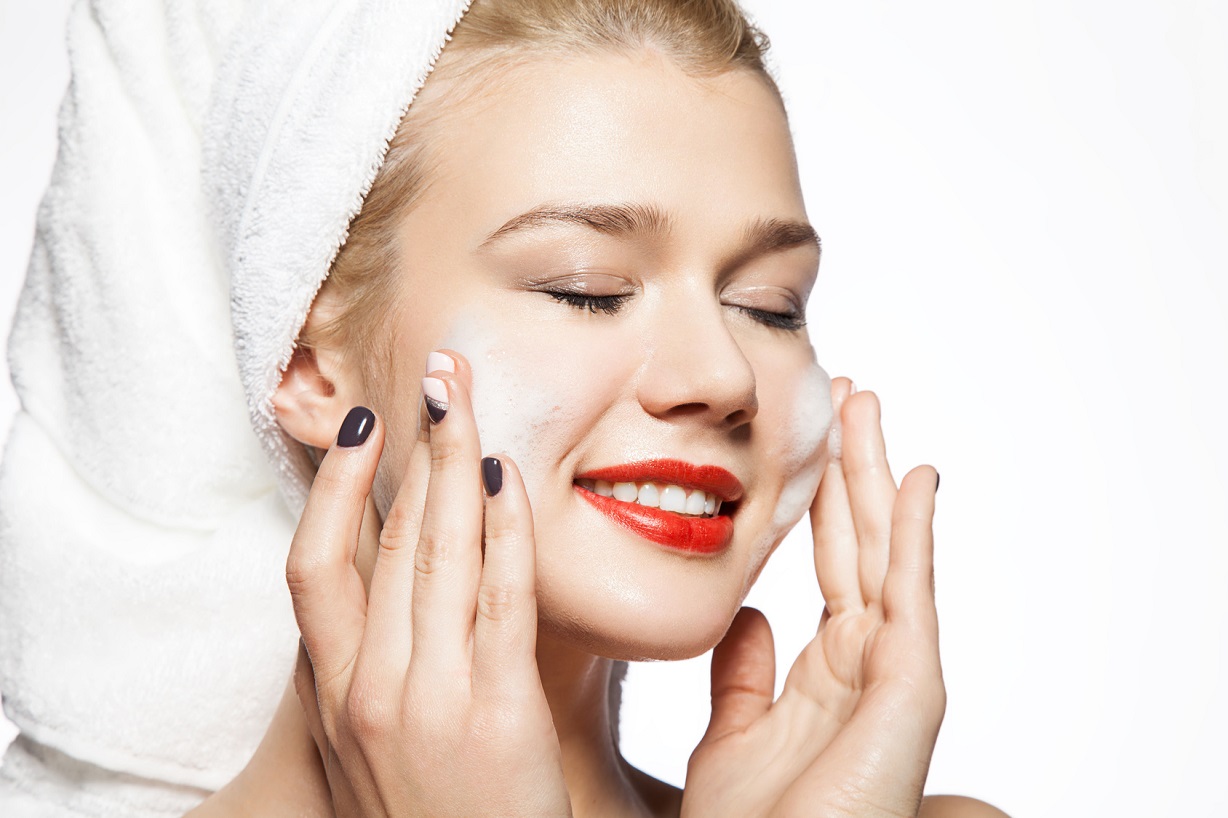 Làm sạch da bằng sữa rửa mặt có thành phần tự nhiên
