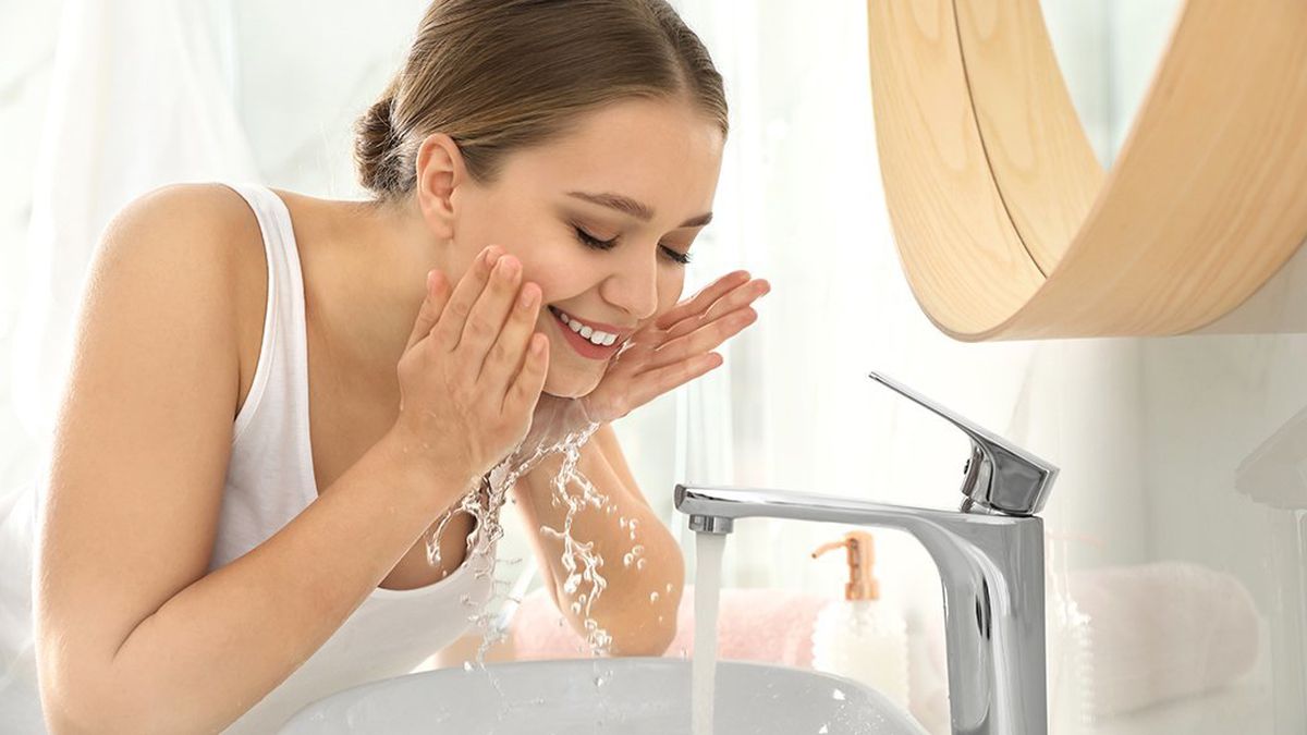 Rửa mặt nhẹ nhàng giúp ngăn ngừa lão hóa da