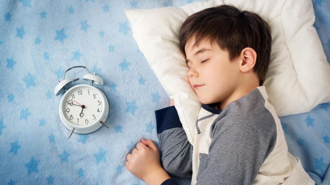 Tập cho trẻ thói quen ngủ sớm trước 10 giờ tối