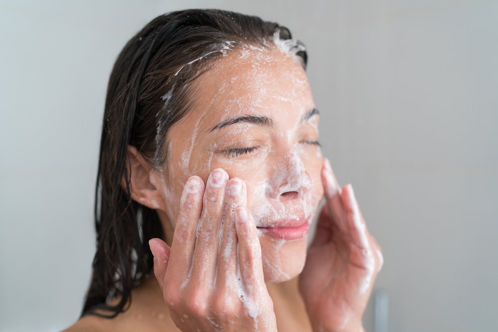Làm sạch sâu da mặt bằng sữa rửa mặt