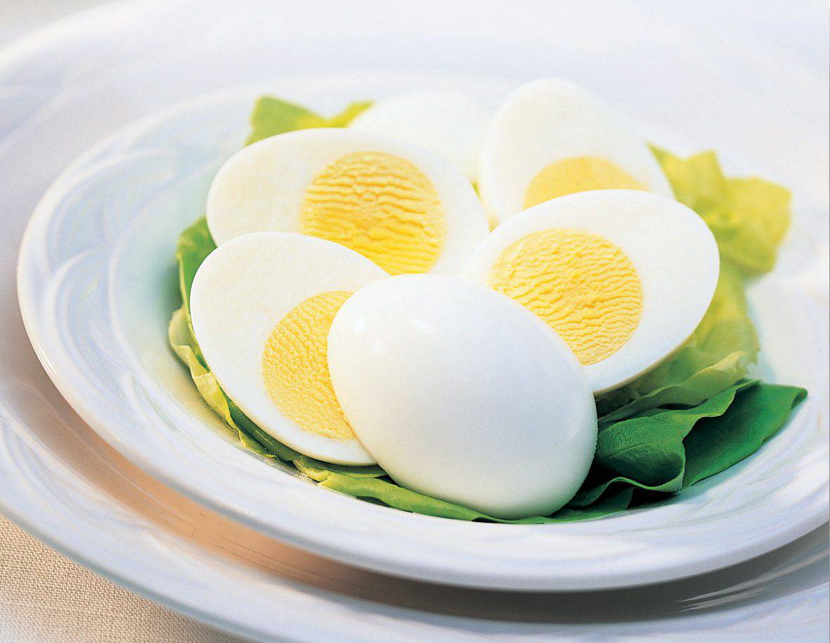 Làm sao để luộc trứng được nguyên vẹn, vỏ không bị nứt?
